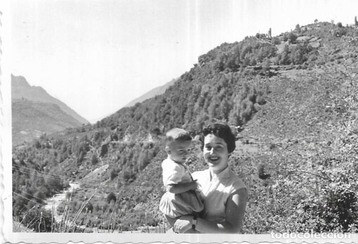 Fotograf&iacute;a antigua: :::: CU156 - FOTOGRAFIA - SE&Ntilde;ORA CON SU NI&Ntilde;O - VALLE DE BROTO 1955