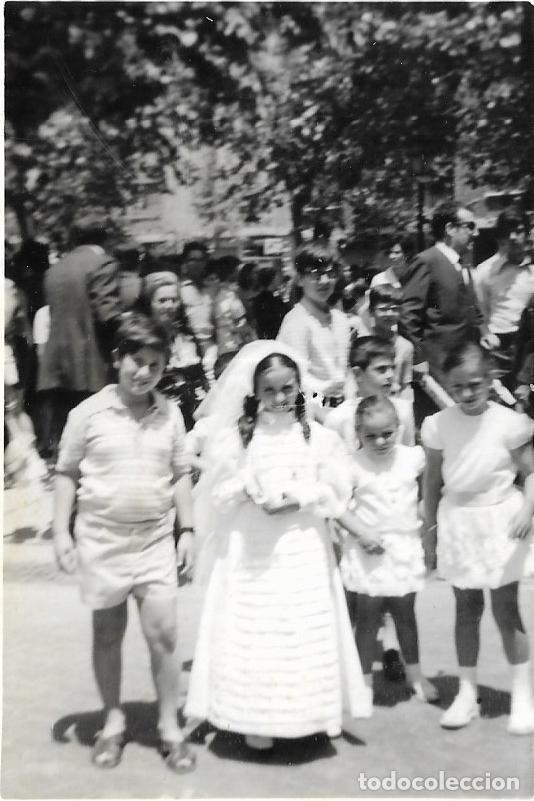 Antique Photography: :::: CU65 - FOTOGRAFIA - NI&Ntilde;A DE PRIMERA COMUNION CON SUS AMIGUITOS