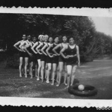 Fotografía antigua: 492 - PINUP SEXY SEÑORITAS Y HOMBRES EN BAÑADOR FORMADOS EN LINEA - FOTO 9X6CM 1937. Lote 262598725