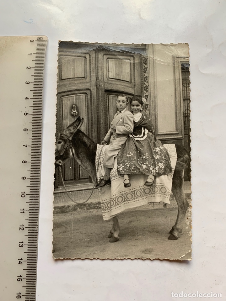 Fotografia antica: FOTO. MI HERMANO Y CAROLINA. GRUPA PARA LA CABALGATA. FOT&Oacute;GRAFO?.