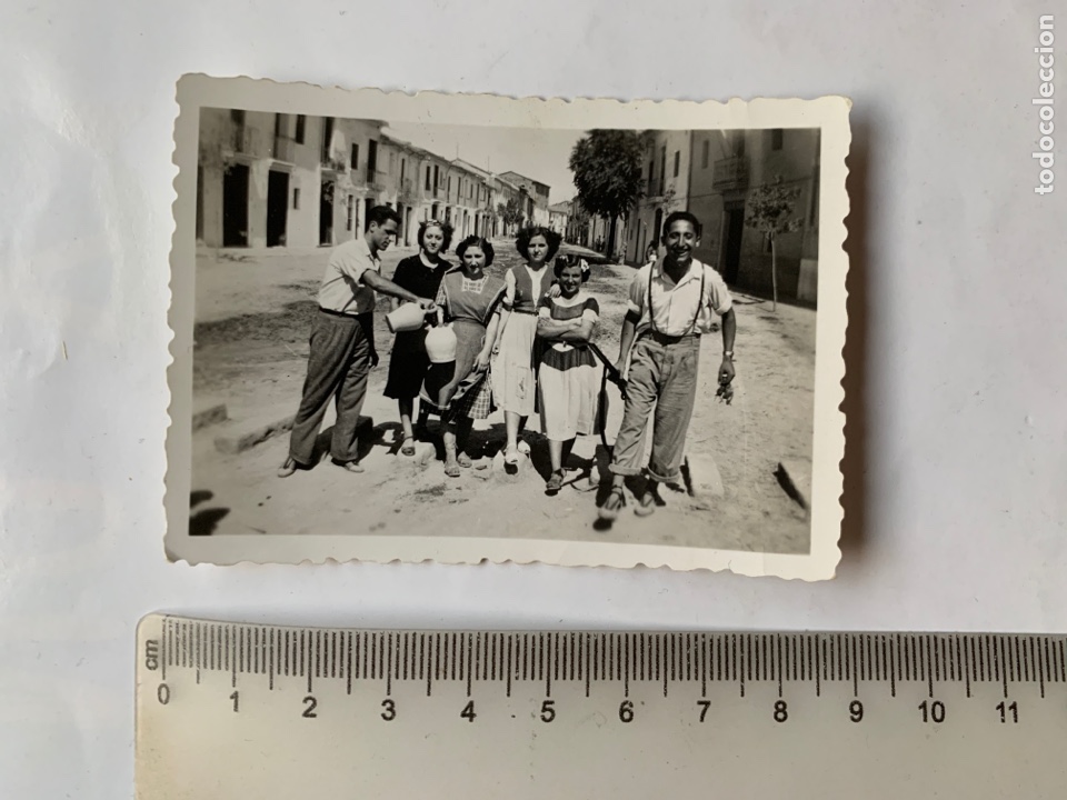 Fotograf&iacute;a antigua: FOTO. A LLENAR LOS BOTIJOS A LA FUENTE. TODA UNA FIESTA. ESPARDE&Ntilde;AS. FOT&Oacute;GRAFO?.