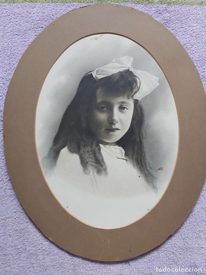 Fotograf&iacute;a antigua: Ni&ntilde;a con lazo. Fotograf&iacute;a art&iacute;stica retocada. Con paspart&uacute;.