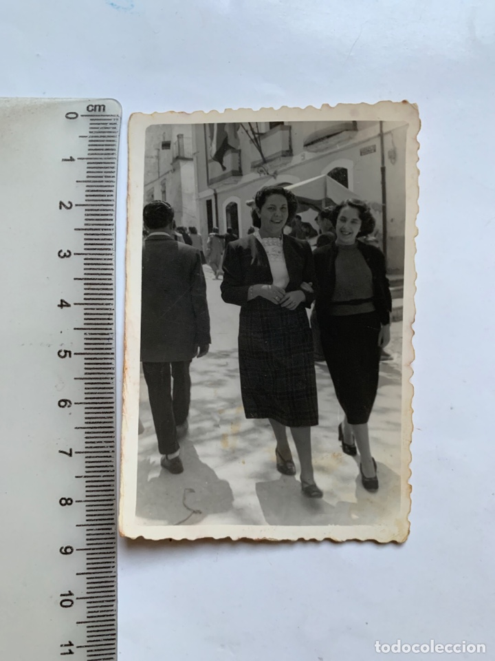 Alte Fotografie: FOTO. AMIGAS DE PASEO POR LAS CALLES DE SAX. FOTOS GARCIA. SAX. ALICANTE.