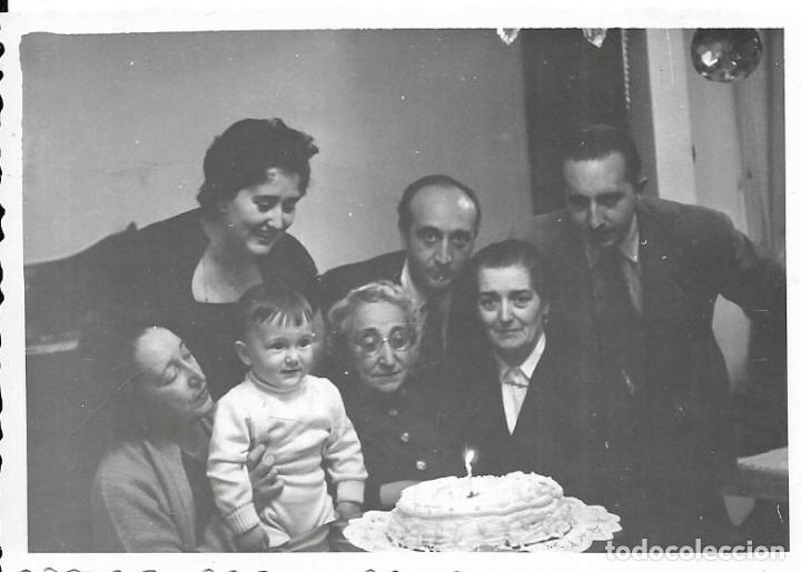 Fotograf&iacute;a antigua: :::: C375 - FOTOGRAFIA - NI&Ntilde;ITO CON SU FAMILIA EN SU PRIMER CUMPLEA&Ntilde;OS 1955