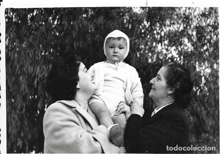 Fotograf&iacute;a antigua: :::: C354 - FOTOGRAFIA - DOS SE&Ntilde;ORAS CON UN NI&Ntilde;ITO 1955