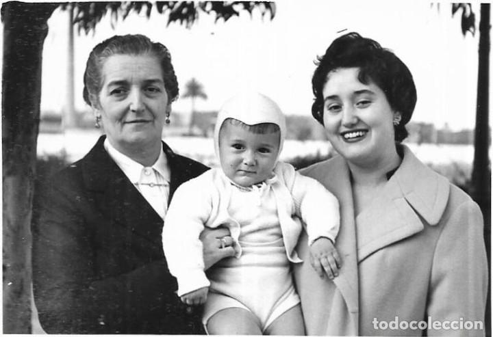 Fotograf&iacute;a antigua: :::: C341 - FOTOGRAFIA - SE&Ntilde;ORAS CON UN NI&Ntilde;ITO 1955