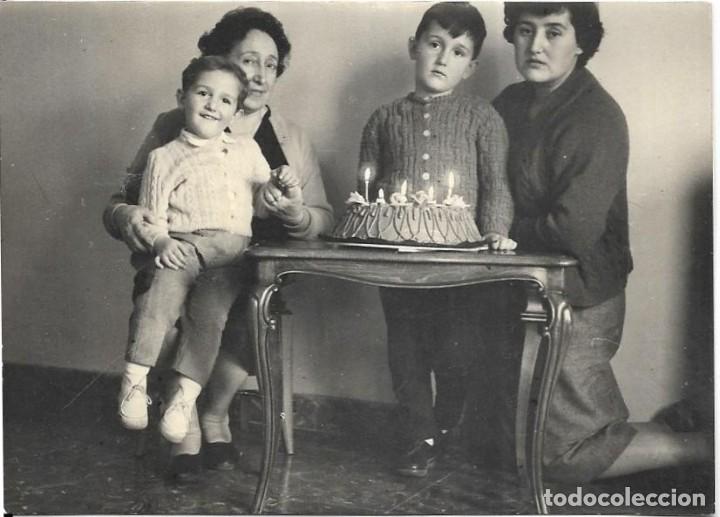 Fotograf&iacute;a antigua: :::: C340 - FOTOGRAFIA - FAMILIA EN UN CUMPLEA&Ntilde;OS 1959