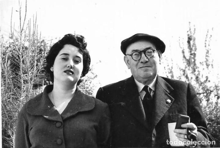 Photographie ancienne: :::: C136 - FOTOGRAFIA - SE&Ntilde;ORA CON UN AMIGO 1955