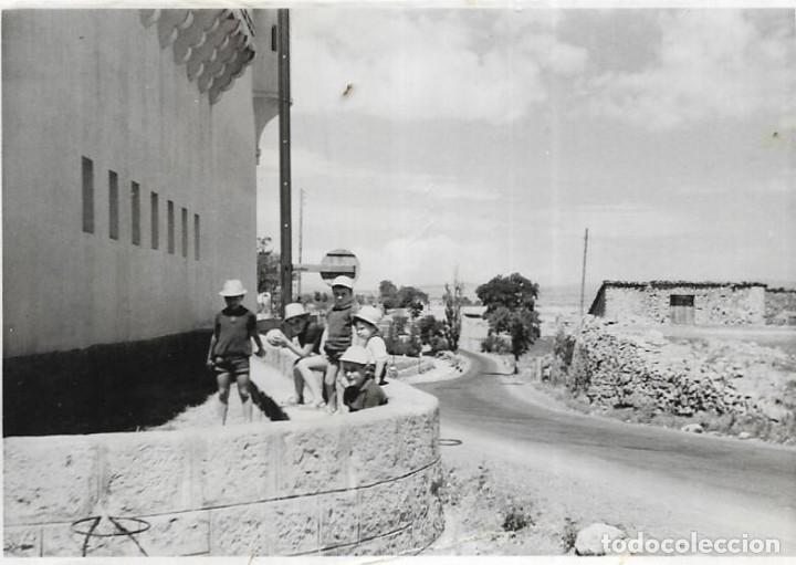 Fotograf&iacute;a antigua: :::: C186 - FOTOGRAFIA - GRUPO DE JOVENCITOS EN UN BONITO PAISAJE
