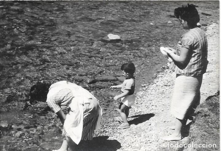 Fotograf&iacute;a antigua: :::: C649 - FOTOGRAFIA - SE&Ntilde;ORA Y NI&Ntilde;ITO CON SU TATA EN ORDESA 1956