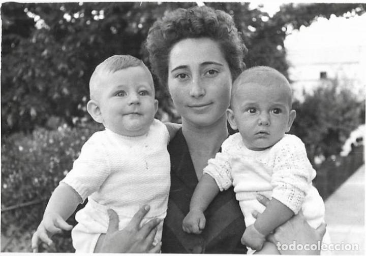 Fotograf&iacute;a antigua: :::: AF498 - FOTOGRAFIA - SE&Ntilde;ORA CON DOS BEBES EN BRAZOS 1954