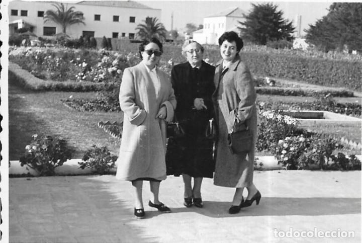 Fotograf&iacute;a antigua: :::: AF440 - FOTOGRAFIA - TRES SE&Ntilde;ORAS 1953