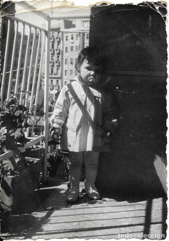 Fotograf&iacute;a antigua: *** AF887 - FOTOGRAFIA - NI&Ntilde;ITO EN UN BALCON