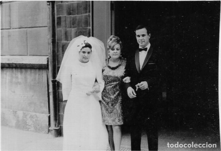 Fotograf&iacute;a antigua: :::: AF444 - FOTOGRAFIA - PAREJA DE NOVIOS CON UNA AMIGA