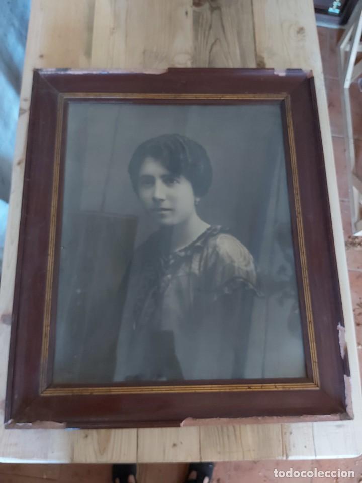 Fotograf&iacute;a antigua: Fotograf&iacute;a antigua de se&ntilde;ora con marco de madera.