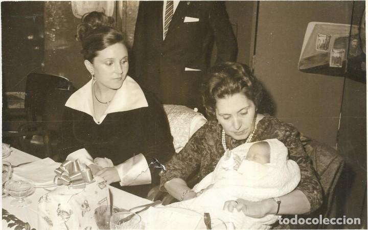 Photographie ancienne: *** PN296 - FOTOGRAFIA - SE&Ntilde;ORAS CON UN BEB&Eacute; EN UN BANQUETE - 18 X 12 CM.