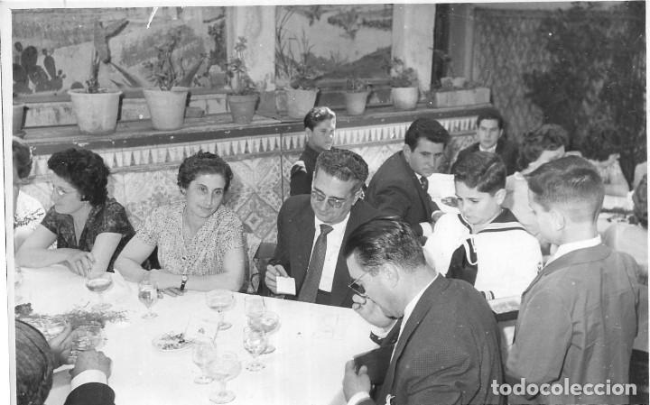 Photographie ancienne: *** PN301 - FOTOGRAFIA - AMIGOS EN UN BANQUETE DE COMUNION - 18 X 12 CM.