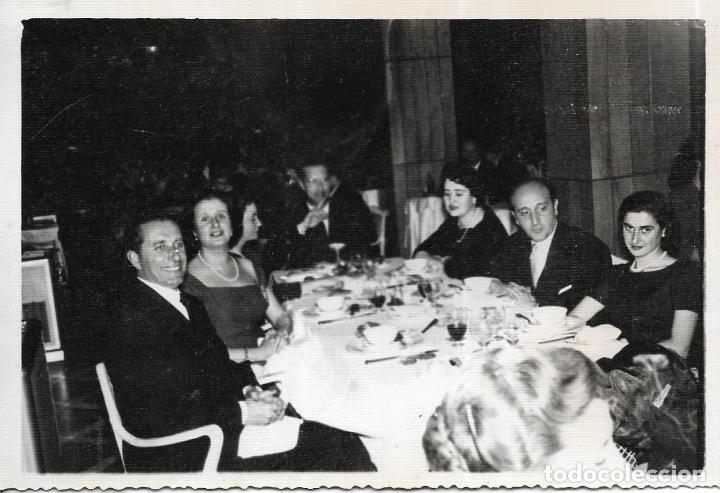 Photographie ancienne: *** PN314 - FOTOGRAFIA - GRUPO DE AMIGOS EN UNA COMIDA - 18 X 12 CM.