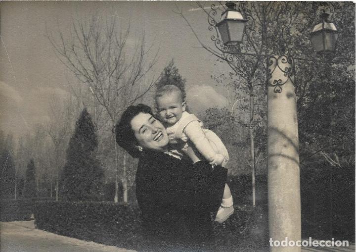Photographie ancienne: *** PN321 - FOTOGRAFIA - SE&Ntilde;ORA CON SU NI&Ntilde;ITO EN BRAZOS - 1956 - 18 X 12 CM.