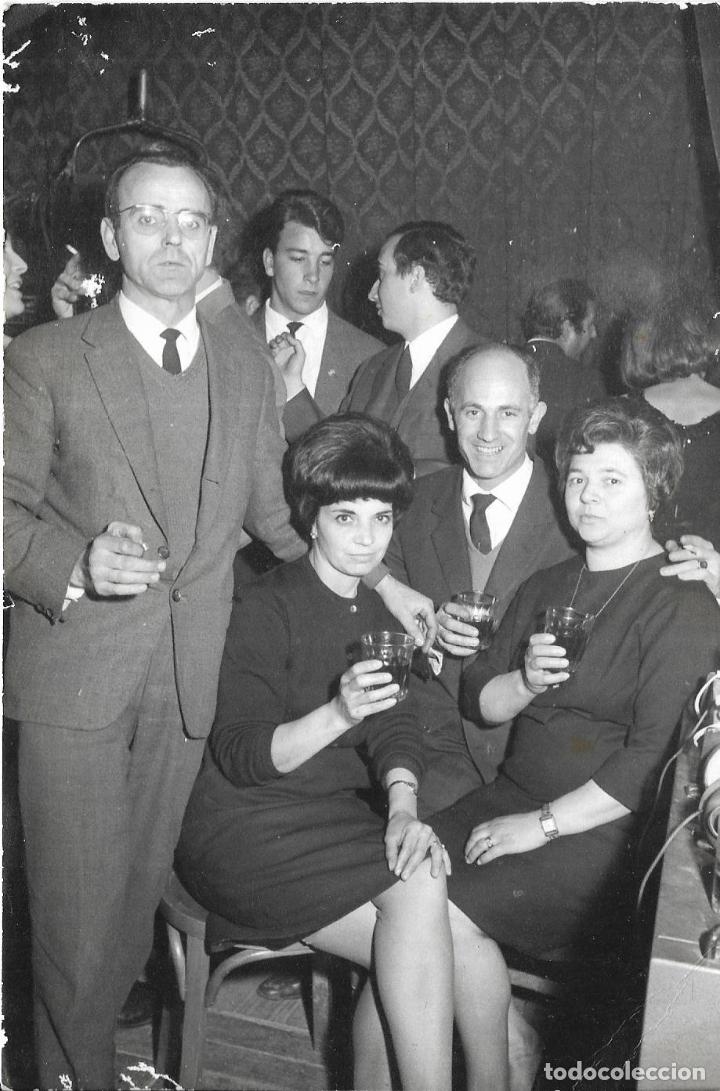 Photographie ancienne: *** PN322 - FOTOGRAFIA - GRUPO DE AMIGOS TOMANDO COPAS - 18 X 12 CM.