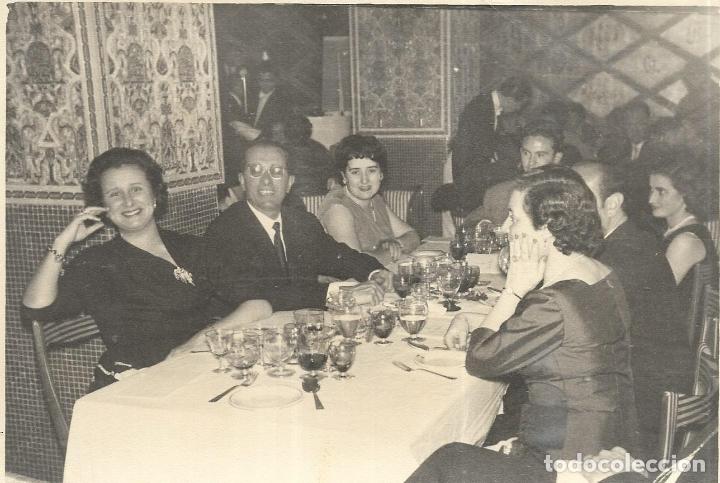 Photographie ancienne: *** PN326 - FOTOGRAFIA - GRUPO DE AMIGOS EN UNA COMIDA - 18 X 12 CM.