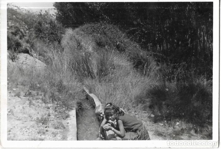 Fotograf&iacute;a antigua: :::: C234 - FOTOGRAFIA - JOVENCITA JUNTO A UNA ACEQUIA