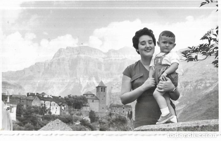 Fotografia antiga: :::: C253 - FOTOGRAFIA - SE&Ntilde;ORA CON SU NI&Ntilde;O EN EL VALLE DE BROTO, AL FONDO TORLA 1955