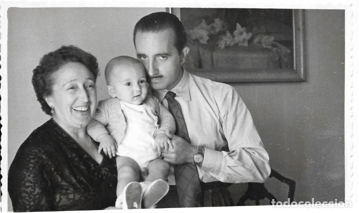 Fotograf&iacute;a antigua: :::: C349 - FOTOGRAFIA - BEB&Eacute; CON SU FAMILIA 1954