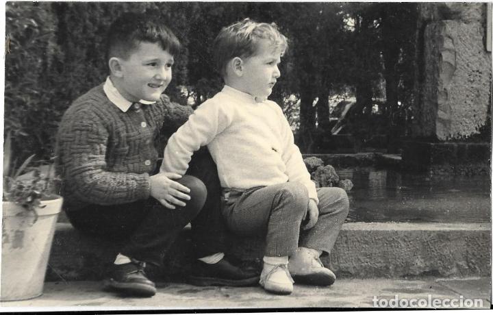 Fotograf&iacute;a antigua: :::: C369 - FOTOGRAFIA - DOS HERMANITOS - 1959