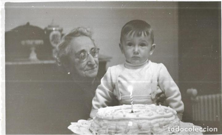 Fotograf&iacute;a antigua: :::: C370 - FOTOGRAFIA - NI&Ntilde;ITO CON SU ABUELITA EN SU PRIMER CUMPLEA&Ntilde;OS 1955