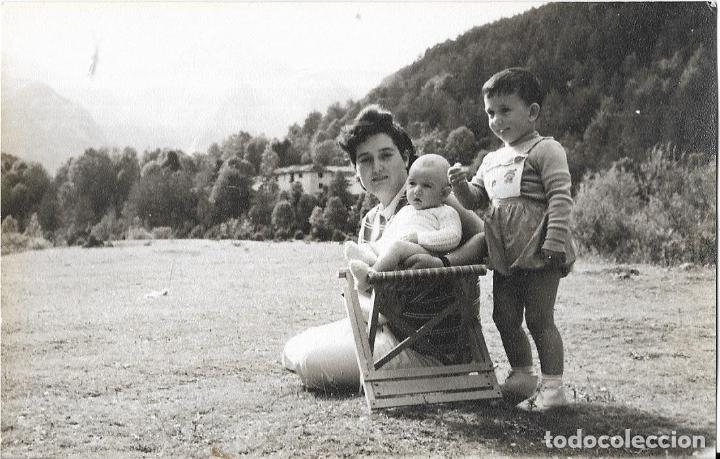 Fotograf&iacute;a antigua: :::: C287 - FOTOGRAFIA - SE&Ntilde;ORA CON SUS NI&Ntilde;OS - ORDESA 1956