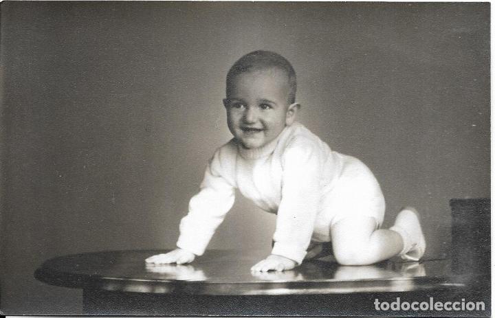 Fotograf&iacute;a antigua: :::: C259 - FOTOGRAFIA - NI&Ntilde;ITO ENCIMA DE UNA MESA