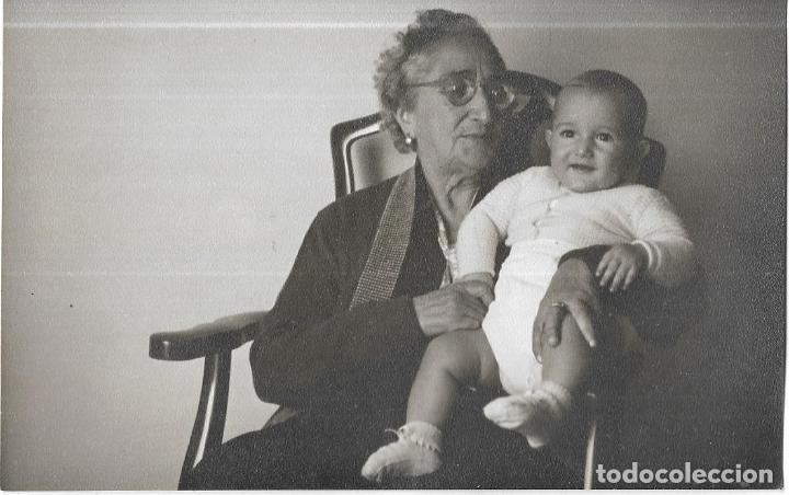 Fotograf&iacute;a antigua: :::: C257 - FOTOGRAFIA - NI&Ntilde;ITO EN BRAZOS DE SU ABUELITA 1956