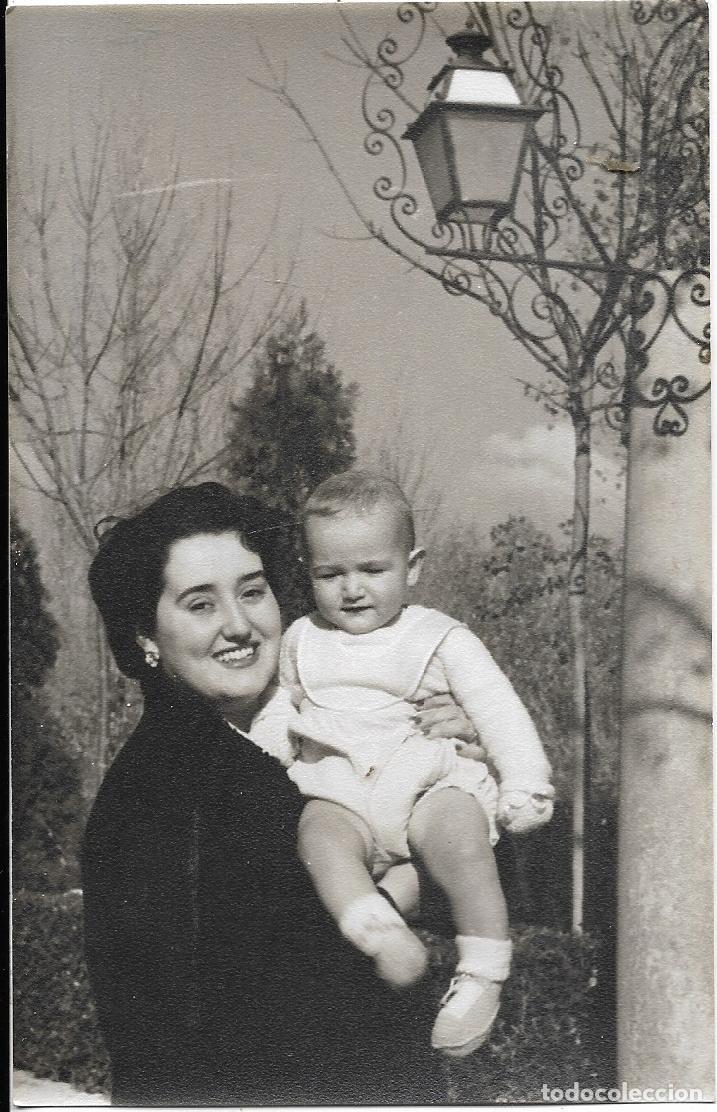Fotograf&iacute;a antigua: :::: C230 - FOTOGRAFIA - SE&Ntilde;ORA CON SU BEB&Eacute; 1956