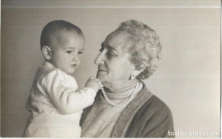 Fotograf&iacute;a antigua: :::: C213 - FOTOGRAFIA - NI&Ntilde;ITO EN BRAZOS DE SU ABUELITA 1957