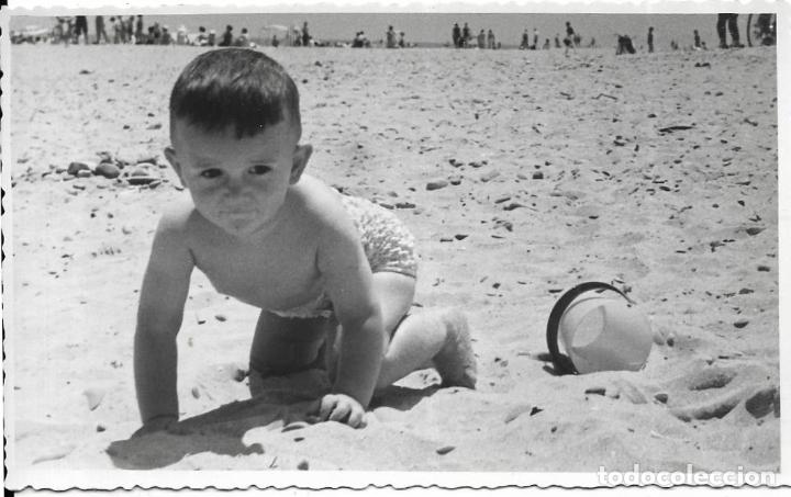Fotograf&iacute;a antigua: :::: FA395 - FOTOGRAFIA - NI&Ntilde;ITO JUGANDO EN LA PLAYA DE EL SALER - 1955