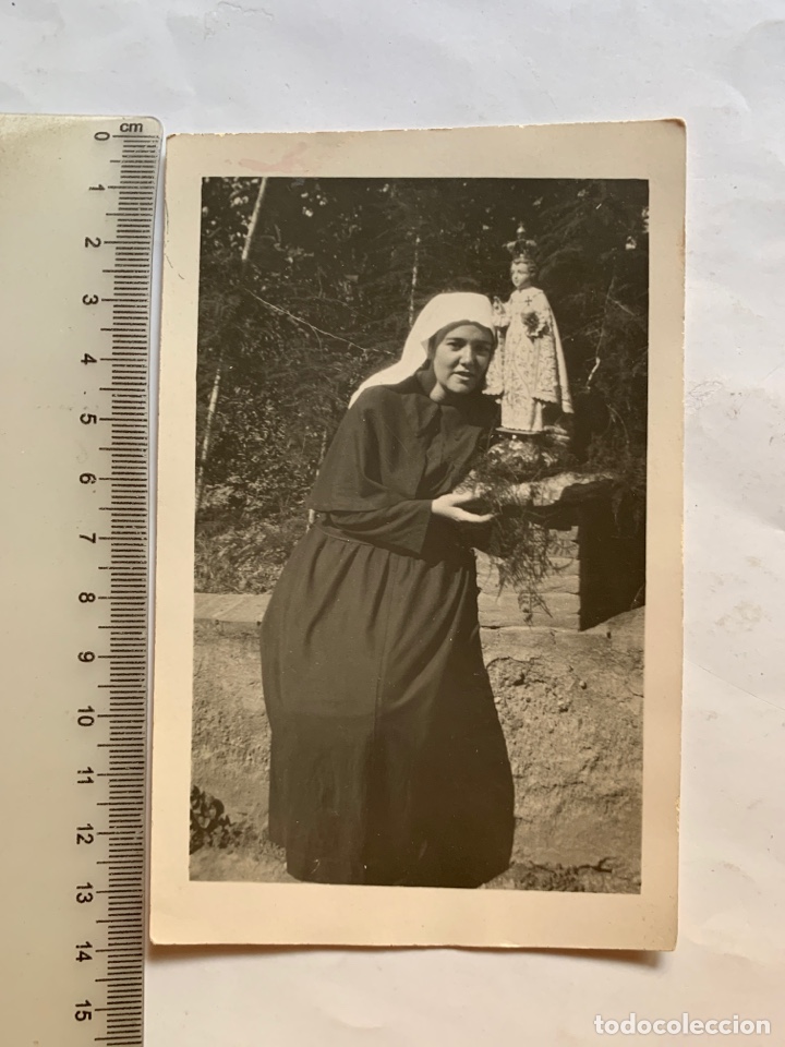 Fotograf&iacute;a antigua: FOTO. JOVEN RELIGIOSA JUNTO A LA TALLA DEL NI&Ntilde;O JES&Uacute;S DE PRAGA. FOT&Oacute;GRAFO?.