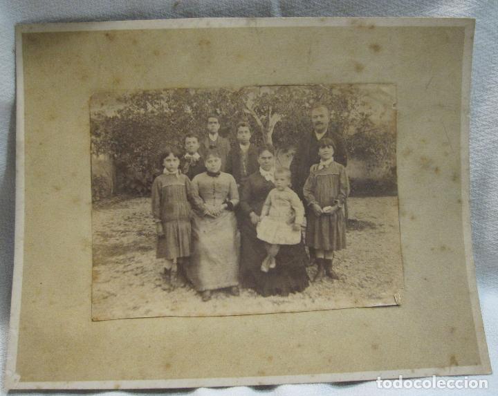 Fotograf&iacute;a antigua: FOTOGRAFIA FAMILIAR. HACIA 1900. SOPORTE 13,5 X 17,5 CM