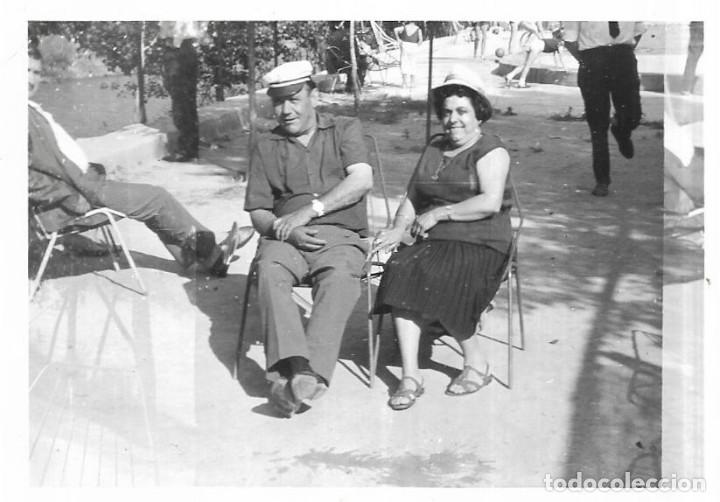 Fotograf&iacute;a antigua: :::: CU155 - FOTOGRAFIA - PAREJA EN UN PARQUE