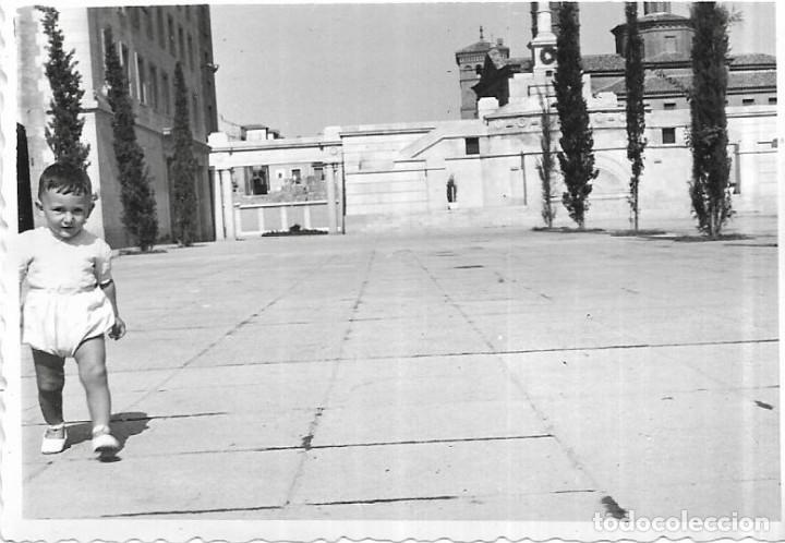 Antique Photography: :::: CU194 - FOTOGRAFIA - NI&Ntilde;ITO EN LA PLAZA DEL PILAR - 1955