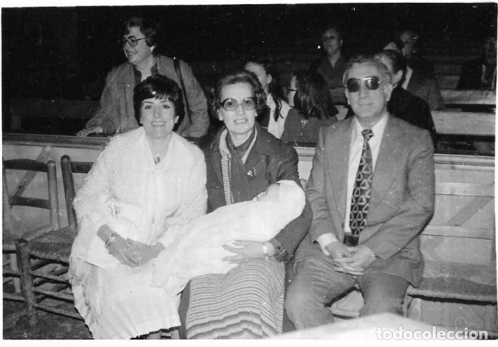 Fotografia antiga: :::: PR99 - FOTOGRAFIA - AMIGOS CON UN BEB&Eacute;