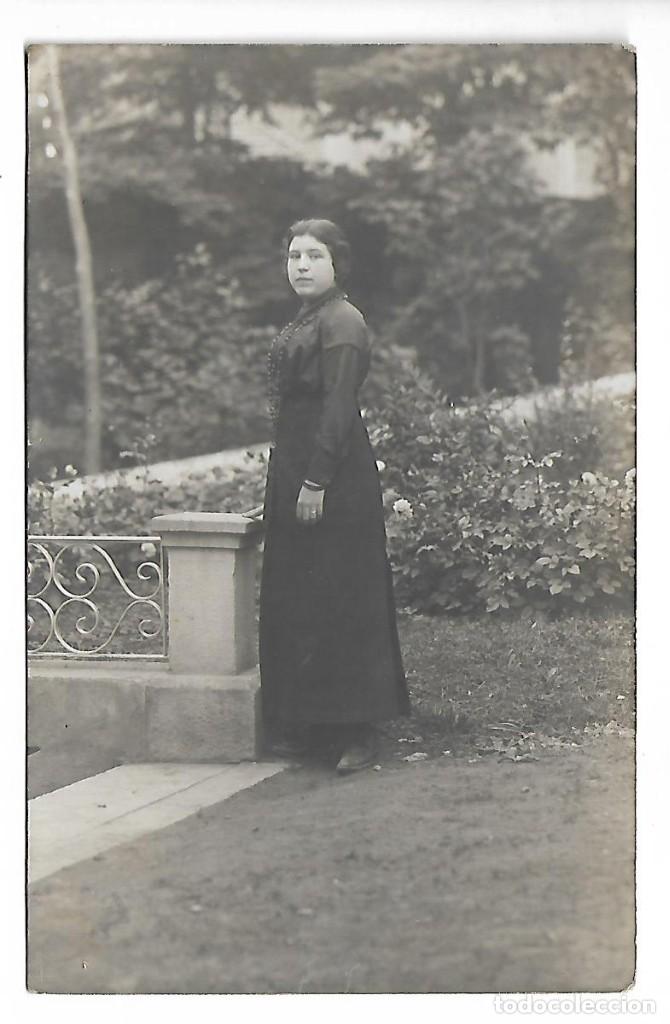 Photographie ancienne: 4009- EXTRAORDINARIA FOTOGRAFIA ANTIGUA- UNA DAMA EN EL PARQUE - FOTO A&Ntilde;OS 20