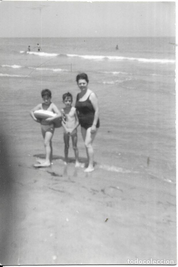 Fotografia antiga: :::: T265 - FOTOGRAFIA - SE&Ntilde;ORA CON SUS NI&Ntilde;OS EN LA PLAYA
