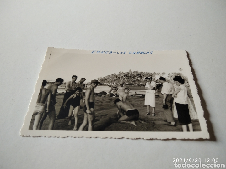 Fotografia antiga: Fotograf&iacute;a antigua cerca los Caracas gente en la playa