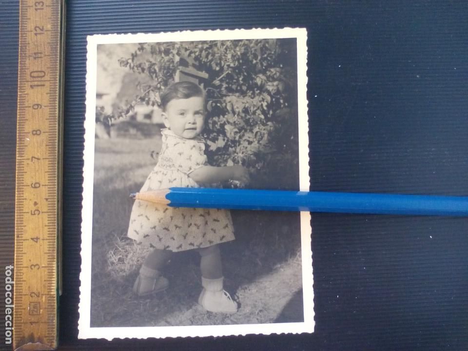 Alte Fotografie: ANTIGUA FOTO A&Ntilde;OS 50-60. NI&Ntilde;A , BEB&Eacute; DE 1 A&Ntilde;O EN EL JARDIN