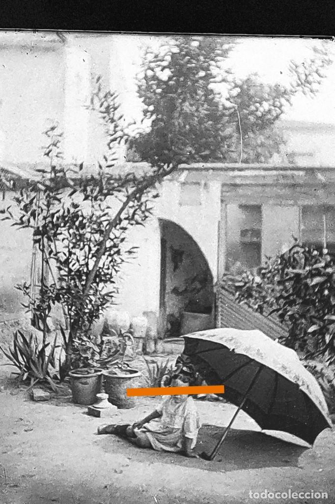 Fotografia antiga: Antiguo negativo de fotograf&iacute;a. cristal. Ni&ntilde;a con paraguas.