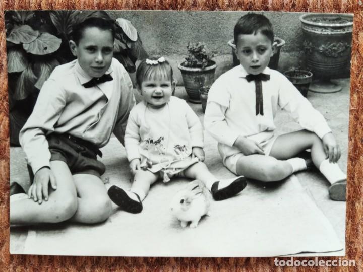 Antique Photography: NI&Ntilde;OS JUNTO CONEJO