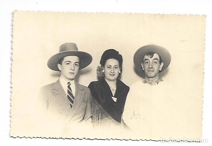 Fotografia antiga: 48010-EXTRAORDINARIA FOTOGRAFIA ANTIGUA - 2 CABALLEROS Y UNA DAMA -FOTO - DEL 28- 12- 1.944