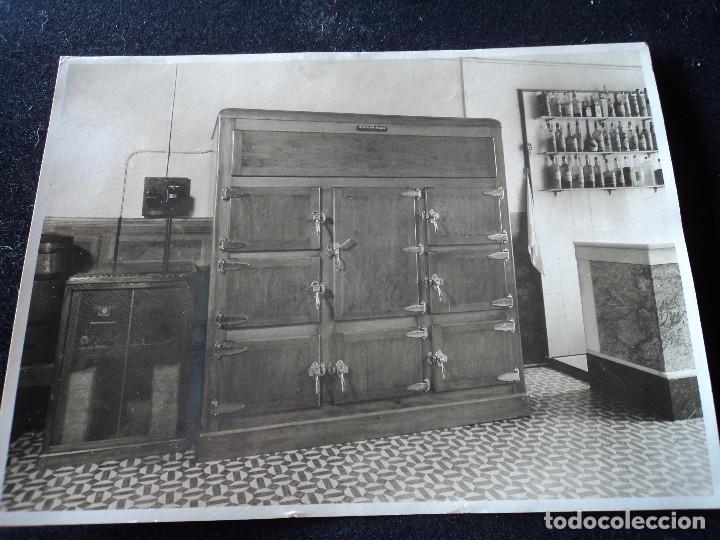 Photographie ancienne: fotografia a&ntilde;o 1948 de camara frigorifica, anonima rifa anglada, restaurante kiko de granollers,