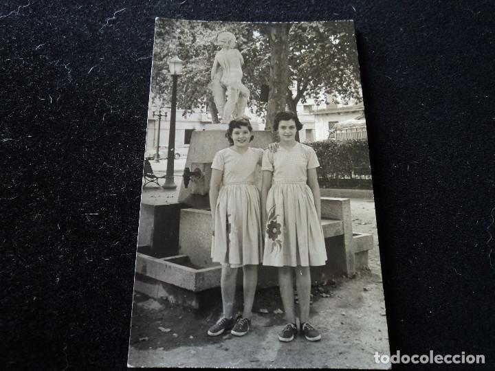 Fotograf&iacute;a antigua: fotografia en la plaza corona de granollers,a&ntilde;os 60, 14 x 9 cm